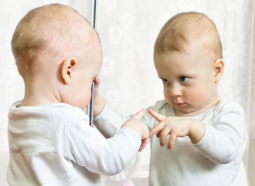 Узнает ли малыш себя в зеркале?!